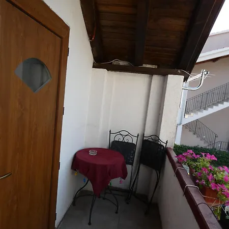 Leo Apartment